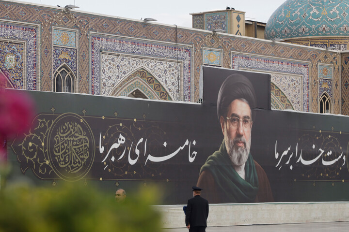 تصاویر/  اکران دیوارنگاره بیعت با سومین رهبر انقلاب در حرم مطهر رضوی