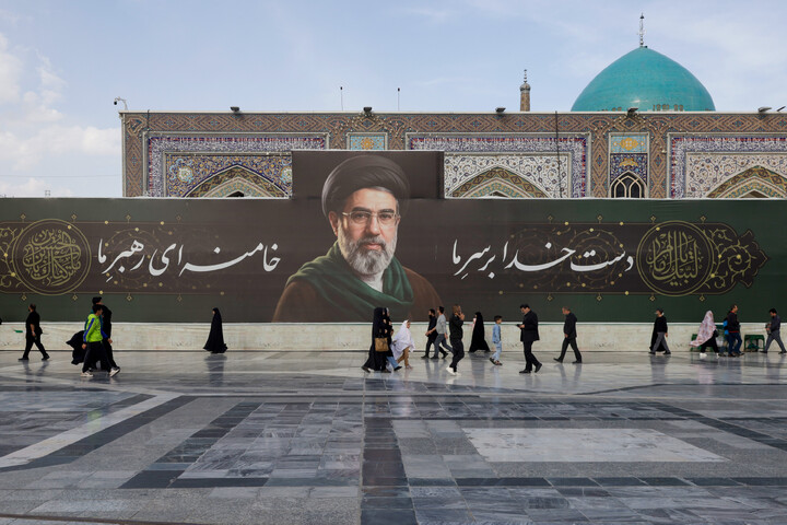 تصاویر/  اکران دیوارنگاره بیعت با سومین رهبر انقلاب در حرم مطهر رضوی