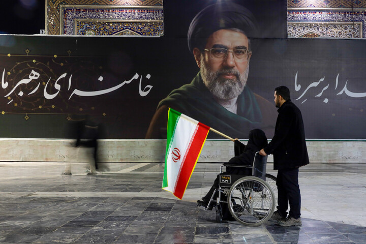 تصاویر/  اکران دیوارنگاره بیعت با سومین رهبر انقلاب در حرم مطهر رضوی