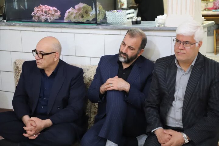 تصاویر/دیدار مسئولان استان مرکزی با خانواده گرانقدر شهید معظم محمد حسین ترابی در اولین روز کاری ادارات در سال جدید