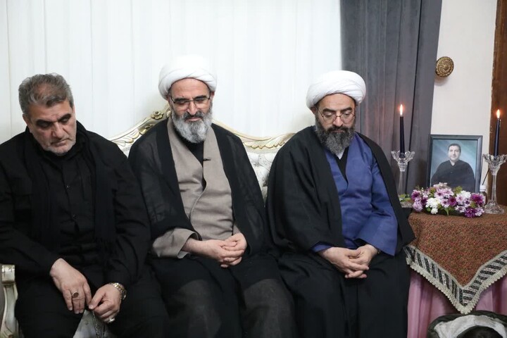 تصاویر/ دیدار مسئولان استان سمنان با خانواده‌ شهیدان علیرضا دوست‌محمدی و مهدی حامدی