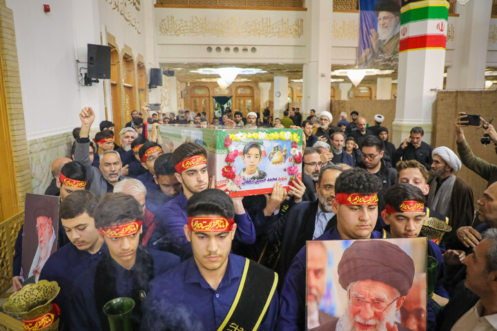 تصاویر/ مراسم وداع با شهید دانش آموز محمد حسین دهقان در حرم حضرت معصومه سلام‌الله‌علیها