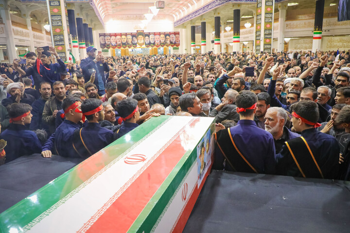 تصاویر/ مراسم وداع با شهید دانش آموز محمد حسین دهقان در حرم حضرت معصومه سلام‌الله‌علیها