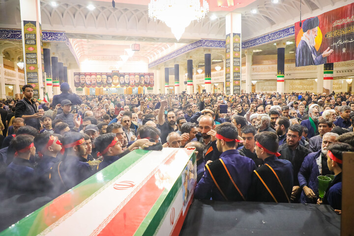 تصاویر/ مراسم وداع با شهید دانش آموز محمد حسین دهقان در حرم حضرت معصومه سلام‌الله‌علیها