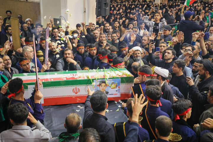 تصاویر/ مراسم وداع با شهید دانش آموز محمد حسین دهقان در حرم حضرت معصومه سلام‌الله‌علیها