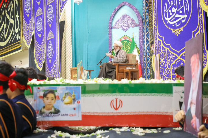 تصاویر/ مراسم وداع با شهید دانش آموز محمد حسین دهقان در حرم حضرت معصومه سلام‌الله‌علیها