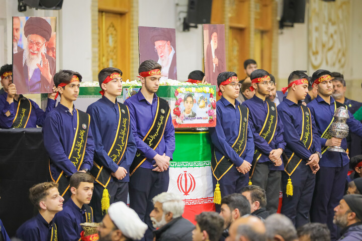 تصاویر/ مراسم وداع با شهید دانش آموز محمد حسین دهقان در حرم حضرت معصومه سلام‌الله‌علیها