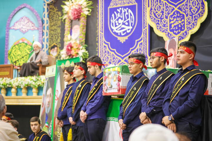 تصاویر/ مراسم وداع با شهید دانش آموز محمد حسین دهقان در حرم حضرت معصومه سلام‌الله‌علیها