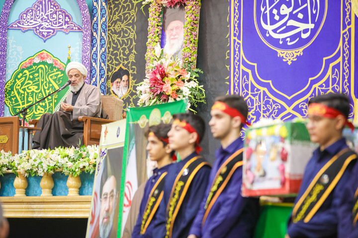 تصاویر/ مراسم وداع با شهید دانش آموز محمد حسین دهقان در حرم حضرت معصومه سلام‌الله‌علیها