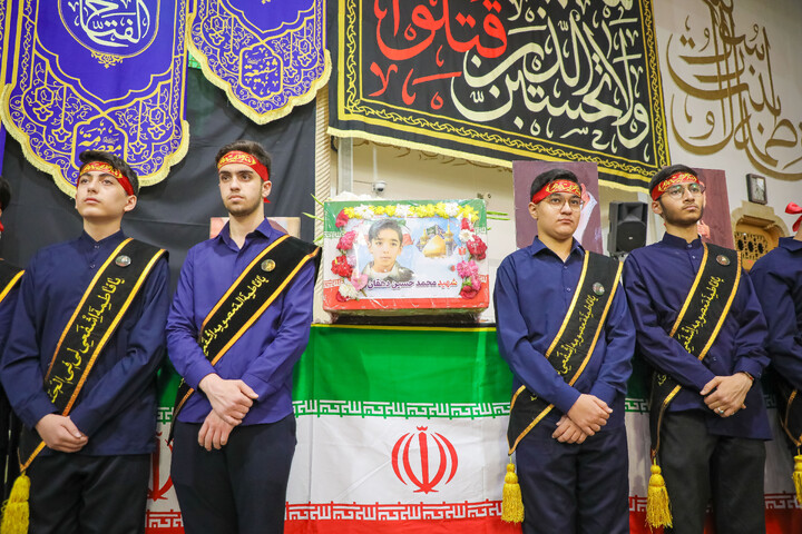 تصاویر/ مراسم وداع با شهید دانش آموز محمد حسین دهقان در حرم حضرت معصومه سلام‌الله‌علیها