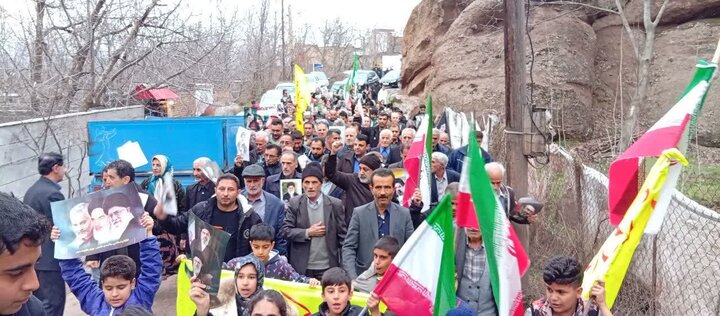 تصاویر/ راهپیمایی با شکوه مردم شهیدپرور گازرخان از روستاهای الموت جنب  قلعه حسن صباح الموت در بیعت با رهبری معظم انقلاب اسلامی