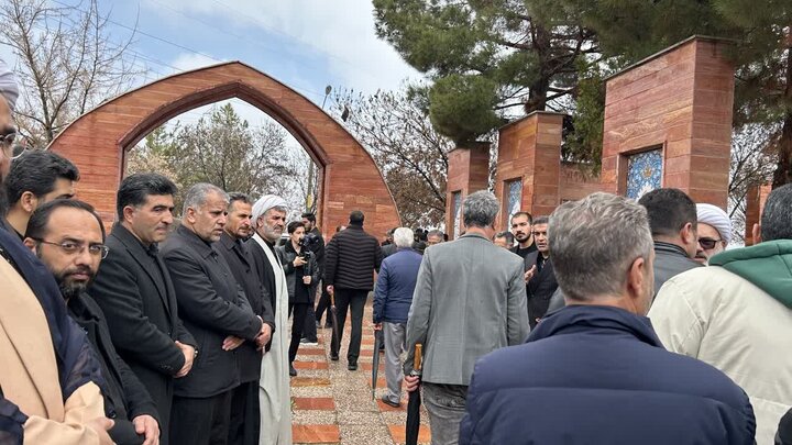 تصاویر/ پیکر مطهر دانش آموز شهید نازنین زینب ملایی در میاندوآب