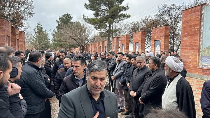 تصاویر/ پیکر مطهر دانش آموز شهید نازنین زینب ملایی در میاندوآب