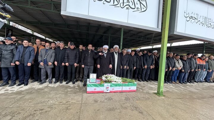 تصاویر/ پیکر مطهر دانش آموز شهید نازنین زینب ملایی در میاندوآب