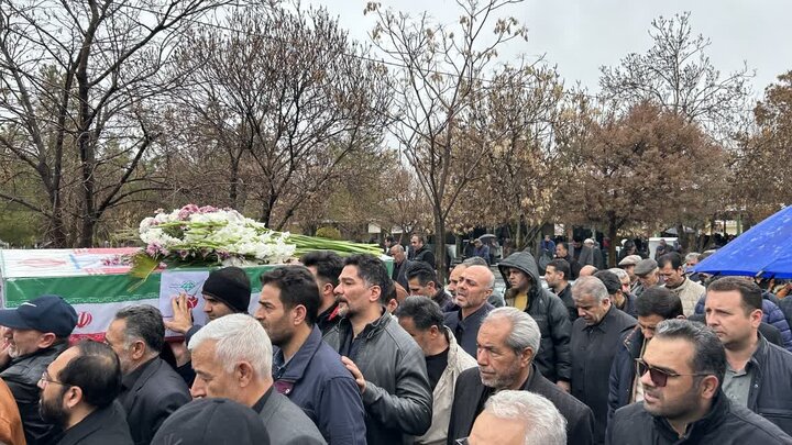 تصاویر/ پیکر مطهر دانش آموز شهید نازنین زینب ملایی در میاندوآب