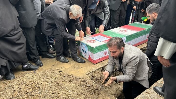 تصاویر/ پیکر مطهر دانش آموز شهید نازنین زینب ملایی در میاندوآب