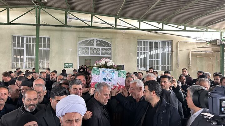 تصاویر/ پیکر مطهر دانش آموز شهید نازنین زینب ملایی در میاندوآب