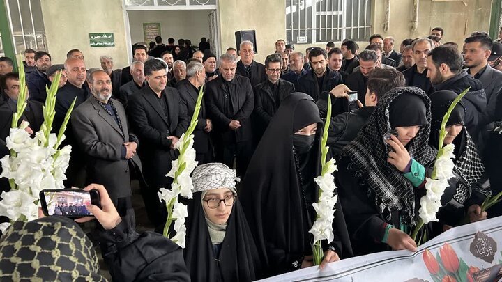 تصاویر/ پیکر مطهر دانش آموز شهید نازنین زینب ملایی در میاندوآب