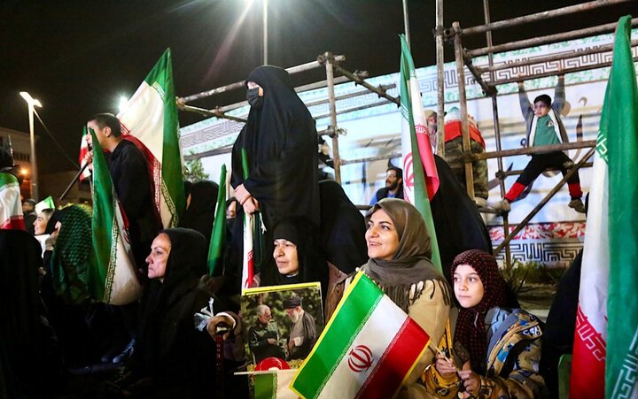 تصاویر/ بیست و چهارمین شب اجتماع پرشور در میدان انقلاب