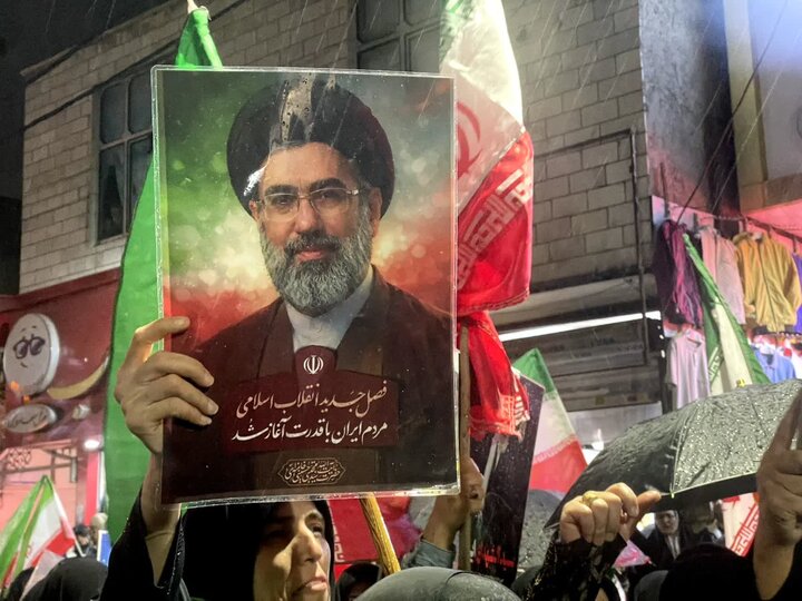 تصاویر/ مردم ملارد زیر بارش باران هم پای عهدشان ایستادند