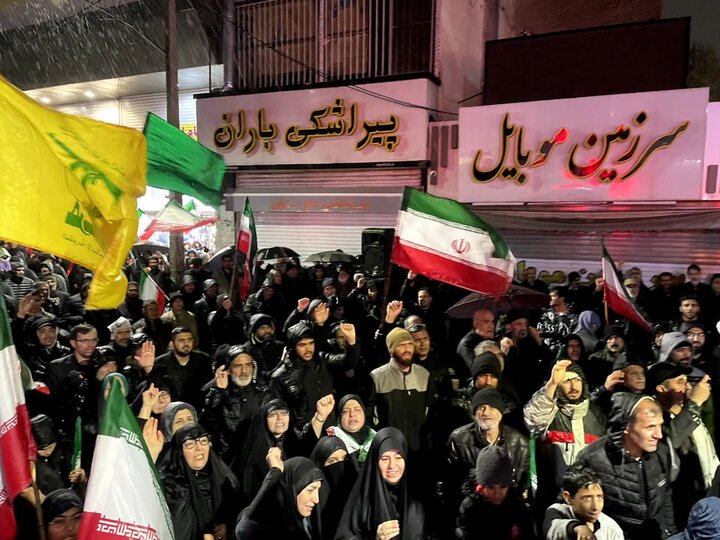 تصاویر/ مردم ملارد زیر بارش باران هم پای عهدشان ایستادند