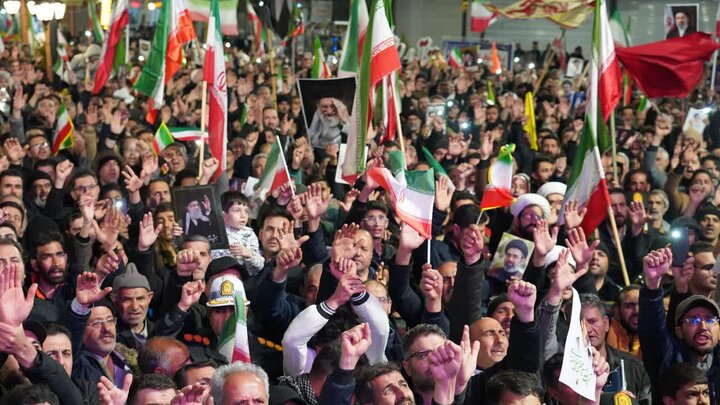 تصاویر/ تجمع شبانه خیابانی مردم دارالمومنین خوی در  حمایت از نظام اسلامی