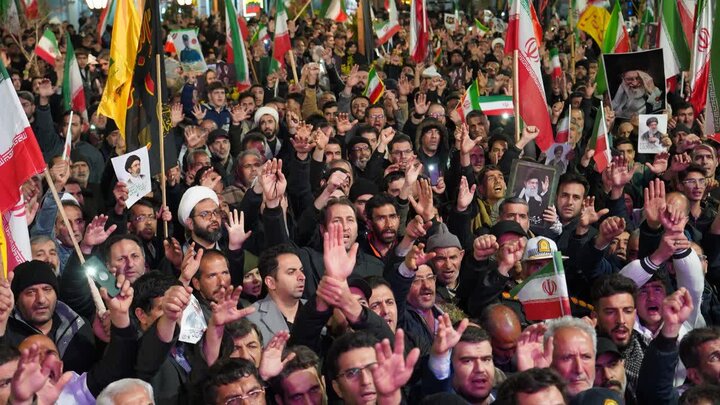 تصاویر/ تجمع شبانه خیابانی مردم دارالمومنین خوی در  حمایت از نظام اسلامی