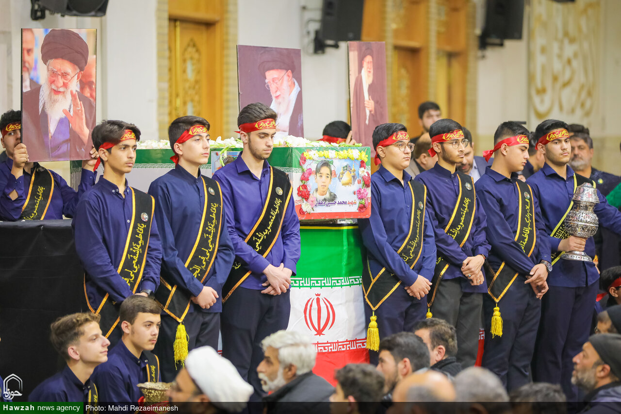 تصاویر/ مراسم وداع با شهید دانش آموز محمد حسین دهقان در حرم حضرت معصومه سلام‌الله‌علیها