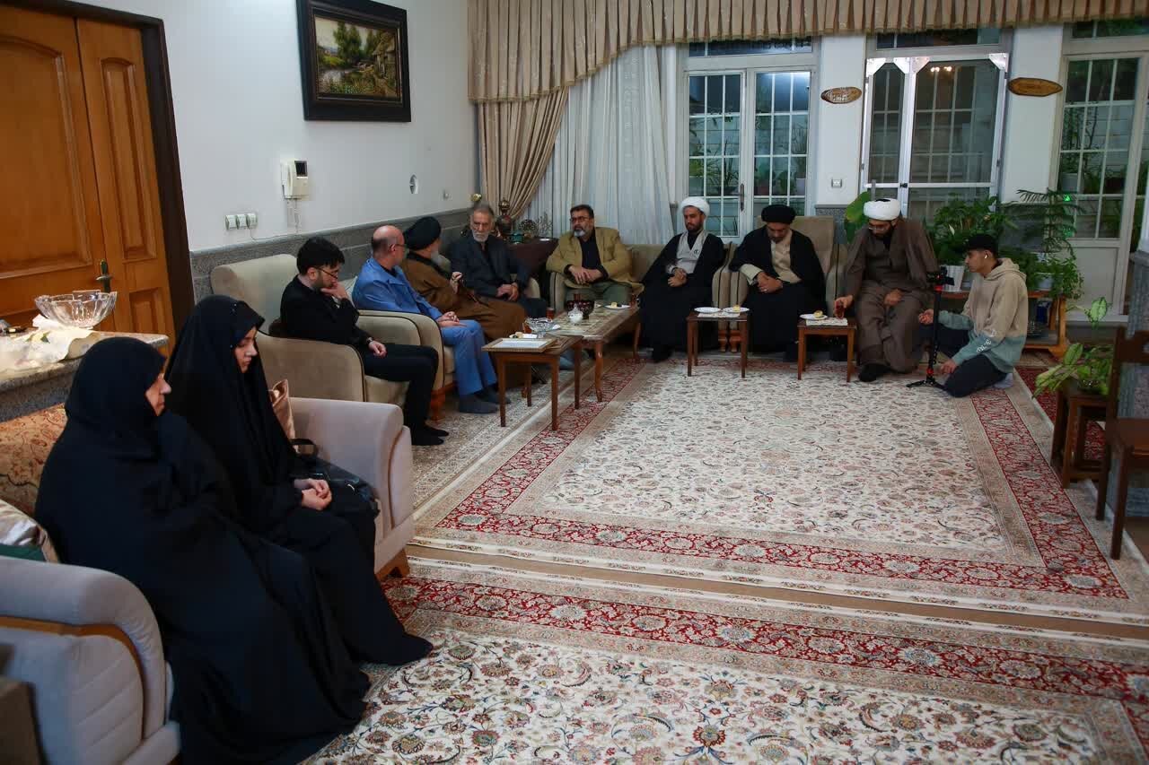دیدار تولیت مسجد جمکران با خانواده ۵ شهید جنایت آمریکایی - صهیونی