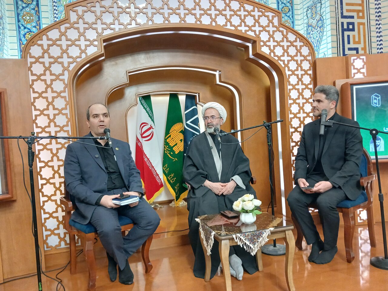 سلسله نشست‌های «تالار گفتگو» در اولین نشست با موضوع «فناوری و ایستادگی» در رواق کتاب حرم مطهر رضوی