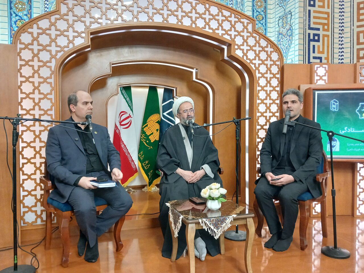 سلسله نشست‌های «تالار گفتگو» در اولین نشست با موضوع «فناوری و ایستادگی» در رواق کتاب حرم مطهر رضوی