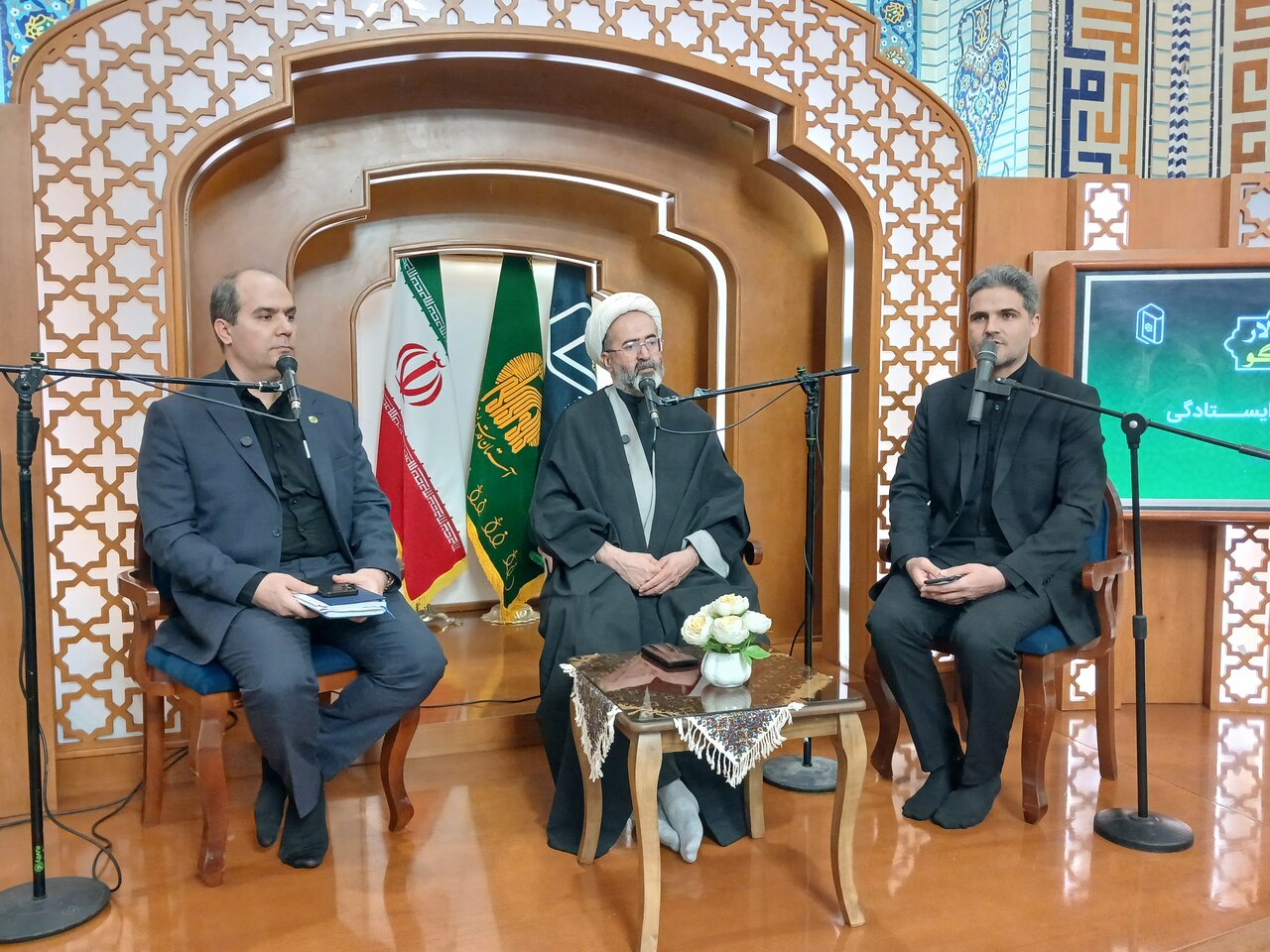 سلسله نشست‌های «تالار گفتگو» در اولین نشست با موضوع «فناوری و ایستادگی» در رواق کتاب حرم مطهر رضوی