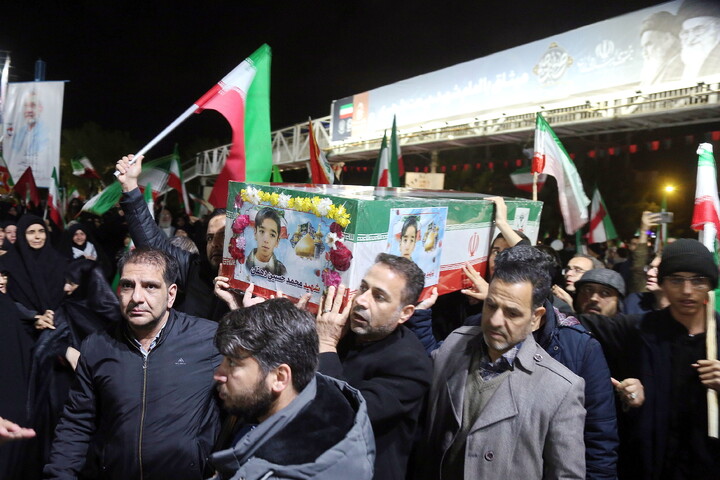 تصاویر/ مراسم وداع با شهید دانش آموز محمد حسین دهقان در اجتماع شبانه