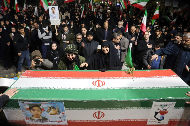 تصاویر/ مراسم وداع با شهید دانش آموز محمد حسین دهقان در اجتماع شبانه