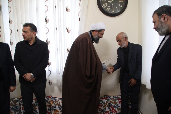 تصاویر / تقدیر نماینده ولی فقیه در استان همدان از خانواده شهدای جنگ رمضان