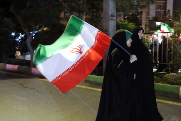 تصاویر/ راهپیمایی شبانه مردم قم در حمایت از نظام