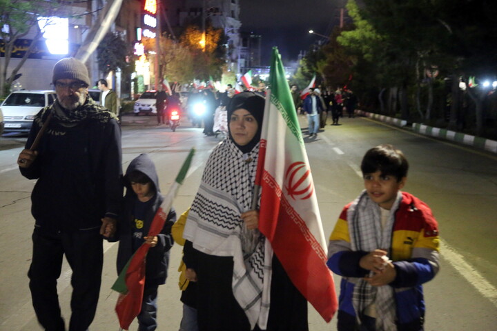 تصاویر/ راهپیمایی شبانه مردم قم در حمایت از نظام