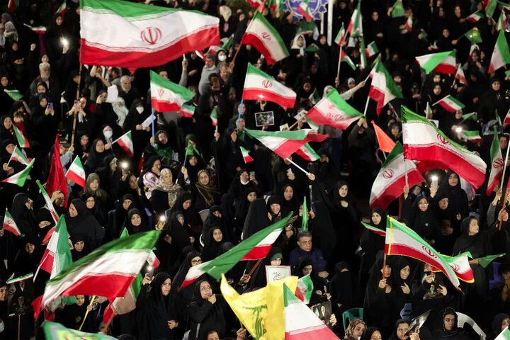 تصاویر/ بوشهری ها در باران میدان را ترک نکردند