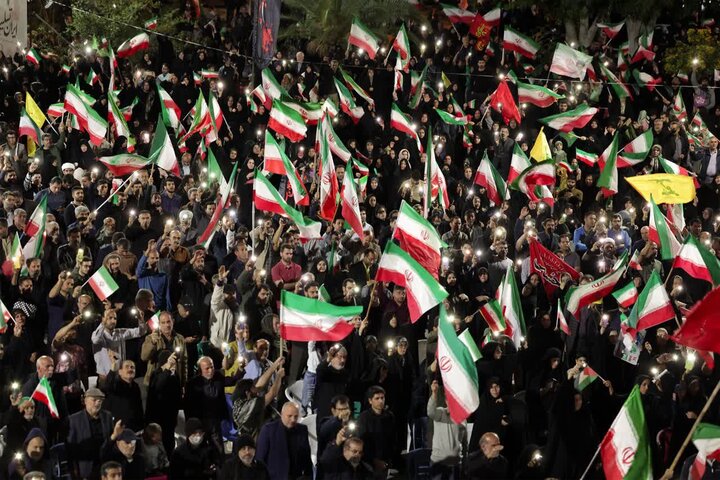 تصاویر/ بوشهری ها در باران میدان را ترک نکردند
