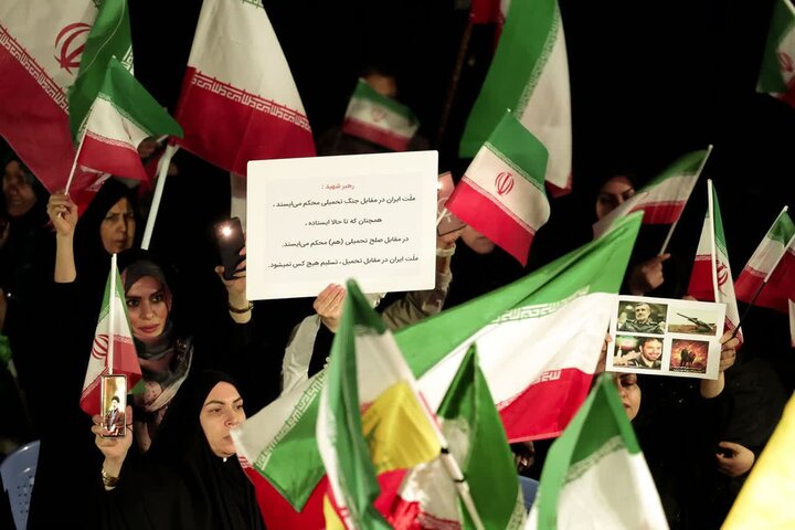 تصاویر/ بوشهری ها در باران میدان را ترک نکردند