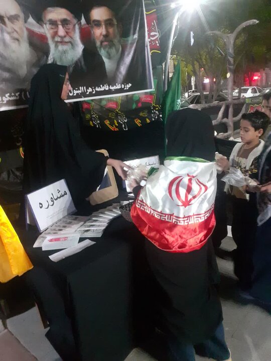 تصاویر/ فعالیت موکب فرهنگی مدرسه علمیه فاطمه الزهرا البتول(س) کشکوئیه در تجمعات شبانه