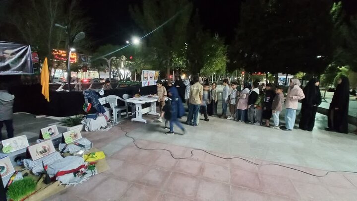 تصاویر/ فعالیت موکب فرهنگی مدرسه علمیه فاطمه الزهرا البتول(س) کشکوئیه در تجمعات شبانه