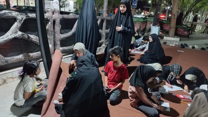 تصاویر/ فعالیت موکب فرهنگی مدرسه علمیه فاطمه الزهرا البتول(س) کشکوئیه در تجمعات شبانه