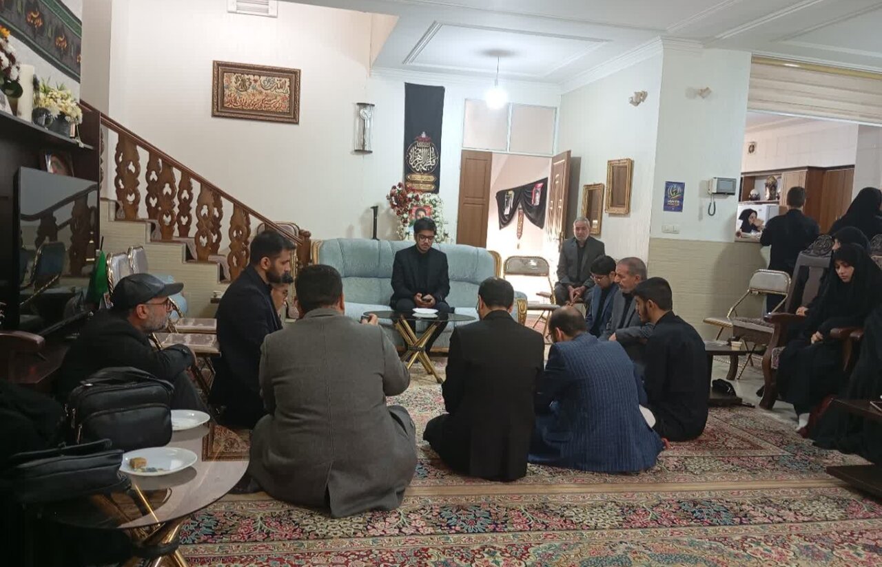 دیدار طلاب و اساتید مدرسه علمیه حضرت زینب کبری(س) رفسنجان با خانواده بسیجی شهید «علی محققی»