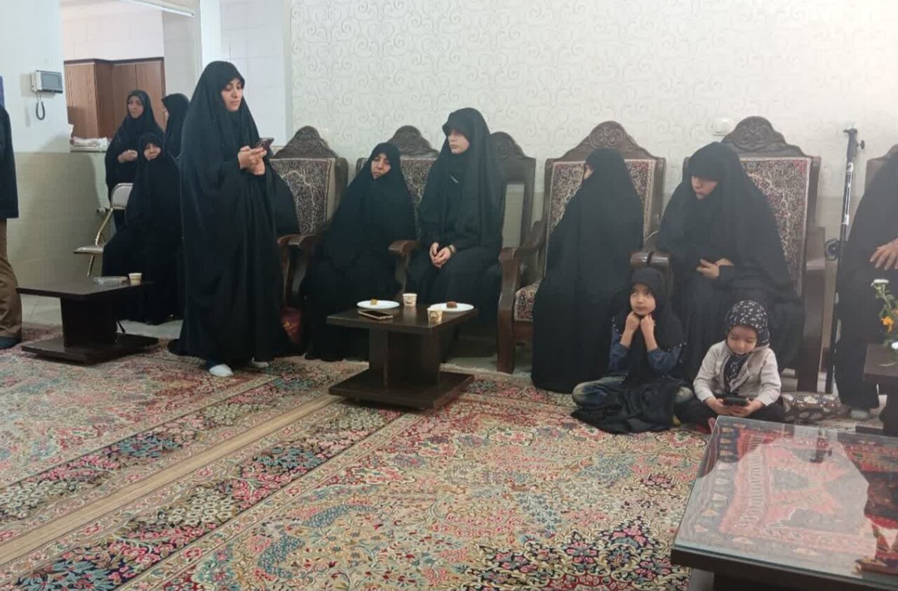 دیدار طلاب و اساتید مدرسه علمیه حضرت زینب کبری(س) رفسنجان با خانواده شهید محققی+تصاویر