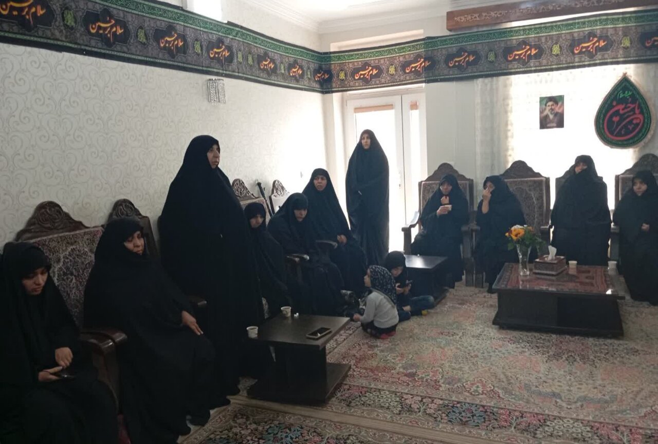 دیدار طلاب و اساتید مدرسه علمیه حضرت زینب کبری(س) رفسنجان با خانواده بسیجی شهید «علی محققی»