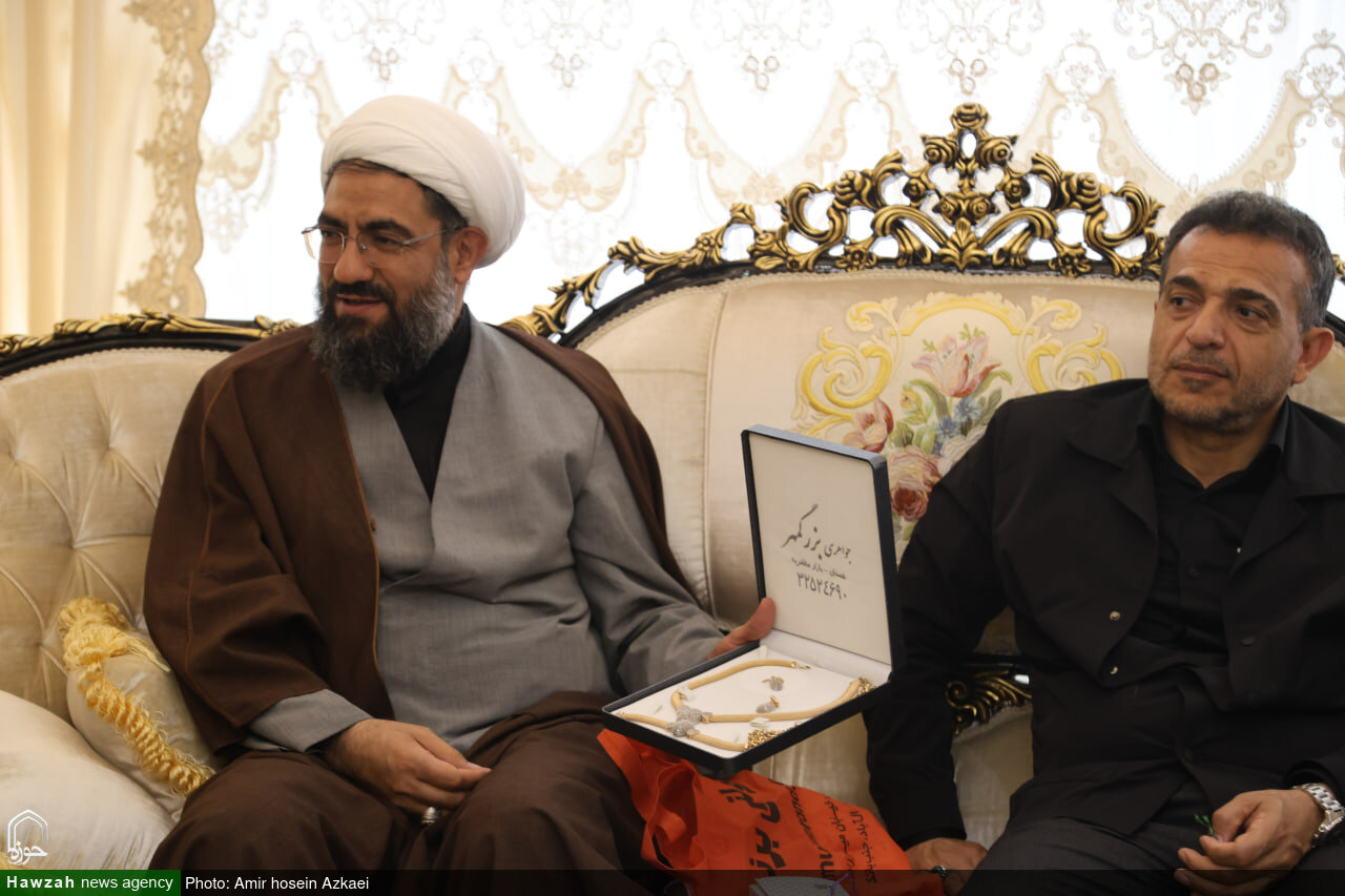 اهدای طلا توسط همسر جانباز ۷۰ درصد همدانی به ستادپشتیبانی دفاع مقدس+عکس