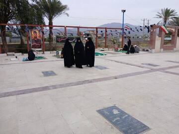حضور مدیر و همکاران حوزه علمیه خواهران هرمزگان در گلزار شهدا رودان و تجدیدمیثاق با آرمان‌های مقاومت