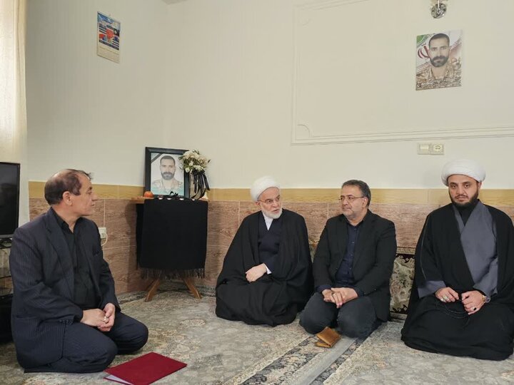 تصاویر/ دیدار نماینده ولی‌فقیه در کردستان با خانواده شهدای جنگ رمضان شهر سریش آباد