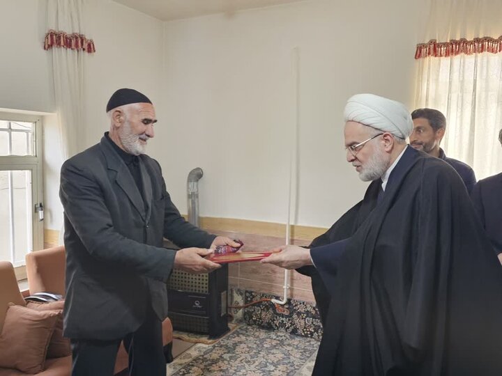 تصاویر/ دیدار نماینده ولی‌فقیه در کردستان با خانواده شهدای جنگ رمضان شهر سریش آباد